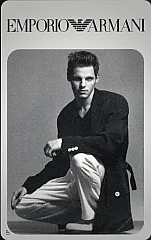 Emporio Armani - Uomo in ginocchio