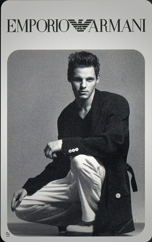 Emporio Armani - Uomo in ginocchio
