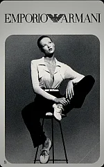 Emporio Armani - Donna su sgabello