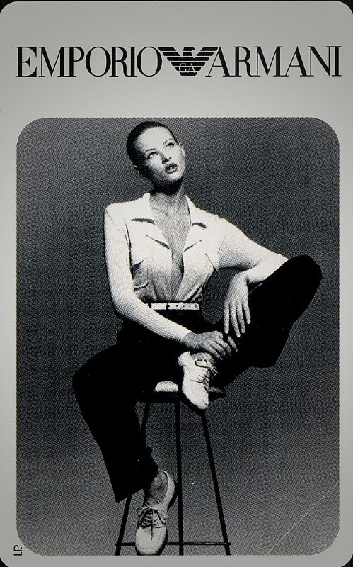 Emporio Armani - Donna su sgabello