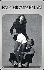 Emporio Armani - Coppia, lui in ginocchio