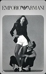 Emporio Armani - Coppia, lui in ginocchio