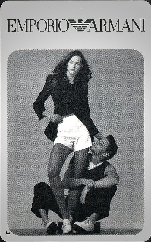Emporio Armani - Coppia, lui in ginocchio