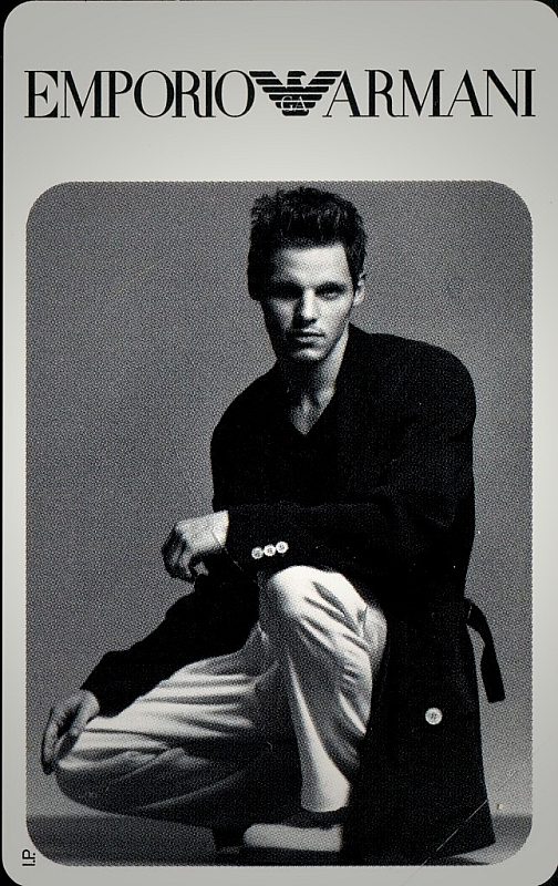 Emporio Armani - Uomo in ginocchio