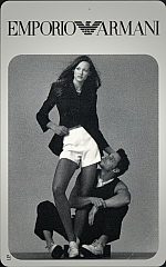 Emporio Armani - Coppia, lui in ginocchio