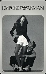 Emporio Armani - Coppia, lui in ginocchio