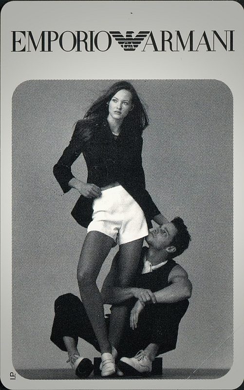 Emporio Armani - Coppia, lui in ginocchio