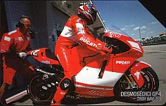 Ducati GP4 e il suo team - T. Bayliss