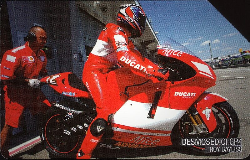 Ducati GP4 e il suo team - T. Bayliss