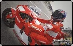 Ducati GP4 e il suo team - T. Bayliss