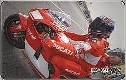 Ducati GP4 e il suo team - T. Bayliss