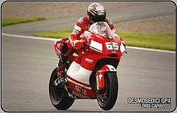 Ducati GP4 e il suo team - L. Capirossi