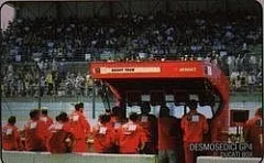 Ducati GP4 e il suo team - box