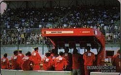 Ducati GP4 e il suo team - box