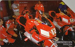 Ducati GP4 e il suo team - box