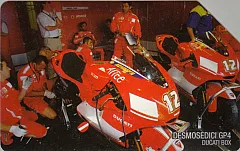 Ducati GP4 e il suo team - box