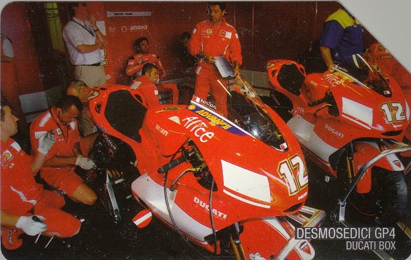 Ducati GP4 e il suo team - box