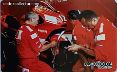 Ducati GP4 e il suo team - box (€ 5)