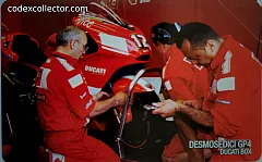 Ducati GP4 e il suo team - box (€ 5)