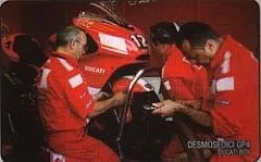 Ducati GP4 e il suo team - box
