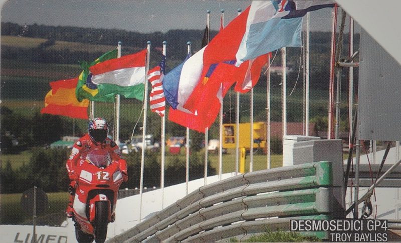 Ducati GP4 e il suo team - T. Bayliss